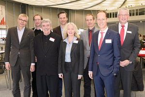  Die Referenten in Hannover: Dipl.-Ing. Architekt Stefan Horschler, Elmar Hasler (be architects), Prof. Dipl.-Ing. Rainer Pohlenz, Dipl.-Ing. Architekt Klaus Zeller, Rechtsanwältin Elke Schmitz, Prof. Dr.-Ing. Werner Seim, Wienerberger-Geschäftsführer Ralf Schwung und Dipl.-Ing. Clemens Kuhlemann (v. l. n. r.). 