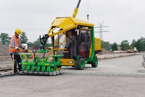  Schnelle Arbeitstakte und ein Pflastergreifer, der sich für unterschiedlichste Steinformate eignet: Optimas ist ein bewährter SystemanbieterFotos: Optimas GmbH 