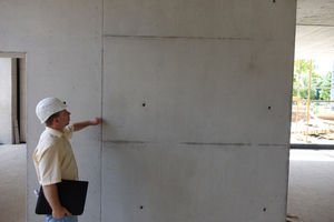 Ulma-Projektleiter Max Hannawiya ist mit der in Sichtbetonqualität ausgeführten Wand zufrieden, deren Fugen- und Ankerbilder vorab festgelegt worden waren. 