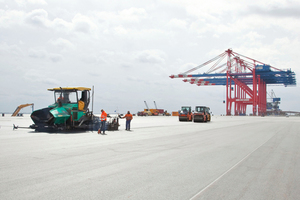  Auf einer Fläche von 1,35 Million Quadtratmeter musste ein Belag eingebaut werden, der die hohen Anforderungen eines Containerhafens erfüllt 