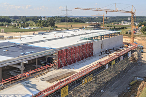  Produktionshalle und Verwaltungsgebäude CIMC Silvergreen, Günzburg: Komplettlösung aus einer Hand: Wand- und Deckenschalungen sowie Trag- und Bewehrungsgerüste waren optimal auf die Projektanforderungen abgestimmt 