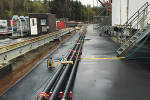  Abb. 5: Nivellierte Rohrleitungsstrecke für die Untersuchungen der hydraulischen Kennwerte mit unterschiedlichen Rohrinnendurchmessern (Vorlauf (links) und Rücklauf (rechts). 