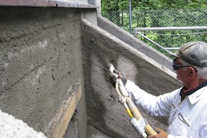  Auftrag Betonersatz / Egalisierung mit Betofix R4 SR im Spritzverfahren. 