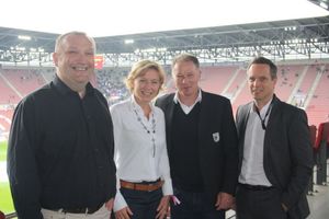  Beim erfolgreichen Heimspiel gegen den HSV verlängerte die PCI Augsburg GmbH ihr Engagement beim FC Augsburg - Grund zur Freude bei (v.l.) Uwe Kautz (Vertriebsleiter PCI Zentralvertrieb), Sabine Knoll (Leitung Marketing-Kommunikation &amp; Services PCI), Stefan Reuter (Manager FCA) und Oliver Steinmetz (Senior Director SPORTFIVE) 