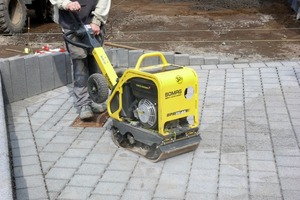  129 kg-Platte BPR 25/40 mit Vor- und Rücklauf, Wasser-Berieselung, Vulkollanmatte und RadfahrsatzFoto: Bomag 