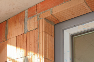  Die Poroton-Anschlagschalen, kombiniert mit den Laibungsziegelnreduzieren Wärmebrücken in den Fensterlaibungen und damit in der Außenwand. 