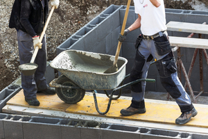  Starke Statik, geringe Geräuschkulisse: Besonders im Hochbau überzeugen Wände aus KLB-Schalungssteinen mit hoher Tragfähigkeit sowie hervorragendem Schallschutz. Diese Eigenschaften sind vor allem auf den massiven Betonkern zurückzuführen. 