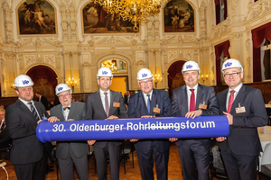  Mit Bauhelm und Kanalrohr: Prof. Thomas Wegener, Uwe Wesp, Olaf Lies, Prof. Werner Brinker, Jürgen Krogmann und Prof. Manfred Weisensee (v. li.) bei der feierlichen Eröffnung des 30. Oldenburger Rohrleitungsforums im Festsaal des Oldenburger Renaissanceschlosses.  