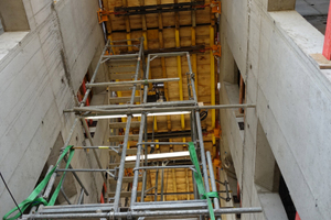  Schachtbühne KSP im Treppenhaus mit integrierter Nachlaufbühne und Treppenturmaufstieg 