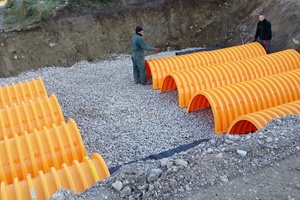  Federleicht: Ein oder zwei Arbeiter reichen aus, um die Rigolentunnel von StormTech fachgerecht einzubauen. 