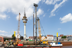  Liebherr-Rammgerät LRH 400 bei Spundwandarbeiten an der Kaianlage „Geestekaje“ in Bremerhaven 