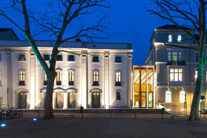  Das klassizistische Theater in Heidelberg und die integrierten Altbauten wurden zeitgleich zum Neubau denkmalgerecht saniert, die Neubauten sind einer klaren, zeitgenössischen Architektursprache verpflichtet 