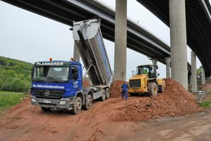  Unterhalb der Sinntal-Brücke verlaufen Straßen, Gleise, Wege sowie eine Brücke, dazu eine Hochdruck-Gasleitung und zahlreiche Kabel. Sie wurden durch mehrere Erdwälle hohlgelegt und dadurch geschützt. 