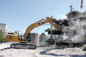  Angesichts der starken Eisenarmierung wird entsprechend viel von den Maschinen verlangt, insbesondere vom neuen Cat Bagger 349EL, der mit Schere und Meißel dem Beton und Stahl zu Leibe rückt 