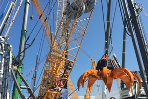  Kräne aller Größen und Hersteller reckten Türme und Ausleger in den blauen BAUMA-Himmel. 