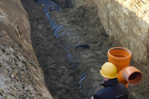  oben: Sedimentationseinheit vor dem Verfüllen der Baugrube.unten: Adsorptions- und Filtereinheit mit Ablaufschacht. 