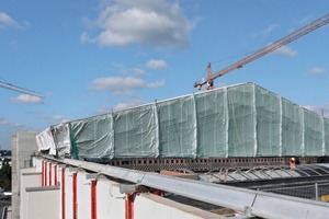  Während der Sanierung des 130&nbsp;m langen Müllbunkerdachs wurde ein temporäres Schutzdach eingesetzt. Das 12&nbsp;m breite Dach ließ sich dem Bauablauf folgend verfahren 
