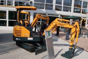  Hyundai präsentierte auf der bauma die neue 9er-Baggerserie, darunter auch der kleinste der Reihe, der 1,6 t wiegende Robex 16-9 mit 16,4 kW Motorleistung.
 