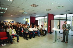  im Hintergrund: ACO Academy – neben nützlichem Praxiswissen behandelt die ACO Academy auch Zukunftsfragen für den Baukleines Foto: In der ACO Academy kommen nicht nur Experten aus Entwicklung, Vertrieb und Verarbeitung, sondern auch renommierte Wissenschaftler zu WortFotos: ACO 