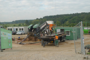  Leises Bohren: „Rigsite“ mit  Bohranlage und Bohrequipment ...  