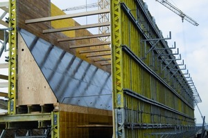  Die maßgefertigte Sonderschallösung für den Bau der beiden Widerlager der neuen Rollbrücke am Flughafen Leipzig/Halle lieferte Hünnebeck einsatzfertig auf die BaustelleFotos: Hünnebeck 