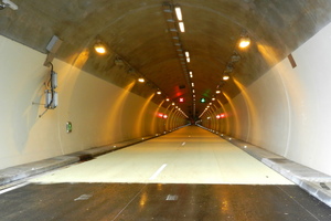  Beeindruckender Farbton: Der weiße Asphalt auf Basis des Henauer Quarzits sorgt für optimale Sichtverhältnisse und Einsparungen bei den Kosten für die Beleuchtung in den Luxemburger Tunneln auf der A7. 