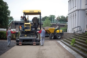  oben: BF300 in Ihrem Element: enges Manövrieren, ständiges Neuansetzen; aber auch größere Flächenhier: Einbau einer 4cm starken, rein hydraulisch gebundenen Sabalith-Deckschicht 