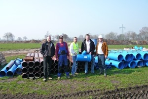  Ortstermin, v.l.n.r.: Thomas Beiersdorf (Stadtentwässerung Elmshorn); Markus Lüdtke, Volker Prystawik und Lars van de Panne (Uhl Straßen- &amp; Tiefbau GmbH) sowie Funke-Fachberater Ewald Michels-Lübben 