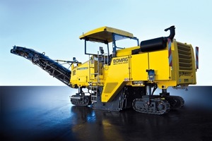  7 Zu den Neuheiten der Bomag BM 2000/60 für 2000 mm Arbeitsbreite und 320 mm Frästiefe zählen ein verschiebbares Schutzdachsystem und ein komplett vibrationsisolierter FahrerstandFoto: Bomag 