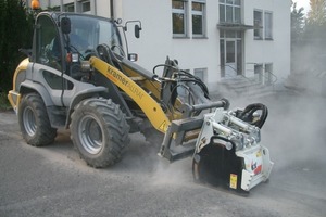  Ein Kramer-Radlader öffnet mit angebauter Simex-Asphaltfräse den Grabenverlaufsauberer als mit dem Tieflöffel, zudem schneller und leiser als mit dem HydraulikhammerFoto: Kramer 