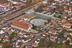  2 Blick aus der Vogelsperspektive auf das neue Hauptgebäude der Bauer AG in Schrobenhausen: Im Winkel aneinandergefügt links das bisherige Verwaltungsgebäude, rechts der Neubau. Und vorne die kreisrunde Fläche für die Maschinenausstellungen 