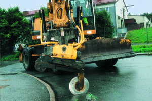  6 Am Schnellwechsler des Schwenkrotators von engcon wird ein Asphaltschneidrad montiert, das durch die 360°-Drehung mit beliebigen Schnitten jeden Graben und Schacht öffnen kann.Foto: engcon 