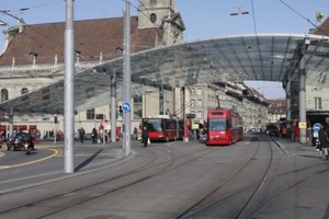  Der Bahnhofsplatz ist einer der wichtigsten Verkehrspunkte der Stadt Bern. Er wird von fast allen Tram- und Buslinien angefahren 