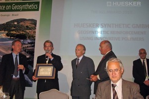  Feierliche Überreichung des IGS-Award an Huesker anlässlich der « 9th International Conference on Geosynthetics » in Brasilien<span class="bildunterschrift_hervorgehoben">Foto : Huesker</span><br /> 