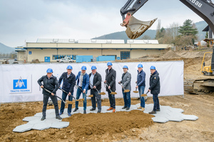  Offizieller Spatenstich für den Baubeginn des Logistikzentrums durch die Tracto-Technik -Geschäftsleitung, CTO Meinolf Rameil, CMO Uwe Prinz, CFO Timotheus Hofmeister und Inhaber Wolfgang Schmidt, sowie durch den Bürgermeister der Stadt Lennestadt Stefan Hundt, Peter Seidenstücker vom städtischen Bauamt, Architekt Thomas Kotthoff und Matthias Behle vom ausführenden Bauunternehmen. 