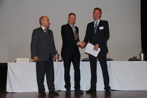  Preisverleihung – Herr Ernst nimmt stellvertretend für die Stadtentwässerung Basel-Stadt den GSTT-Award entgegen 