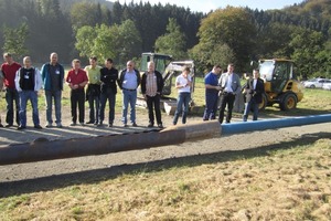  Die Demonstrationsstrecke im Testgelände zeigt, wie das Altrohr aus Stahl mit dem Rollenmesser aufgeschnitten, aufgeweitet und gleichzeitig das neue duktile Gussrohr mit der Grundoburst Lafette eingezogen wirdFoto: Tracto-Technik 