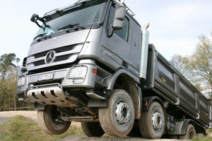  1 Unser Testfahrzeug: Ein Actros Bau 4146 8x4, der BlueTec-Motor liefert 465 PS und 2200 Nm  