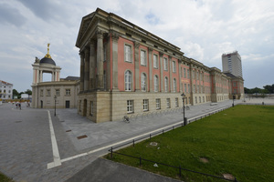  Große graue Belgrano-Pflastersteine, hier Granitplatten nach historischem Vorbild, wurden in einem regelmäßigen Muster verlegt, was den klassischen Charakter des Stadtschlosses unterstreicht. Der Schriftzug an der Westfassade „Ceci n’est pas un château.“ (frz. für „Dies ist kein Schloss.“) ist wohl ein Hinweis darauf, dass die barocke Fassade trügt, denn das Gebäude verbirgt im Inneren ein modern gestaltetes Parlament. 