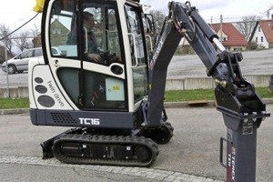  Der 1,7 t schwere Terex TC16 besitzt dualen Antrieb und Kabelzuführung (oben am Kabinendach) mit wahlweisem Betieb von 13-kW-Diesel- oder 7,5&nbsp;-kW-Elektromotor.
 