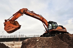  Einer der ersten Raupenbagger, der den neuen Abgasnormen genügt, ist der 36,7 t schwere Case CX370C mit Partikelfilter, Abgasrückführung und variabler TurboladergeometrieFotos: Die jeweiligen Hersteller 