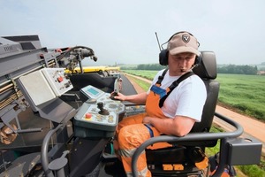  4 Die Maschinisten wie auch die Bohlenbediener kommen mit der Maschinentechnik schnell klar, da die wesentlichen Funktionen auf den Grundlagen des Vögele ErgoPlus Bedienkonzeptes basierenFotos: Vögele 