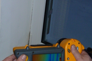  Thermografische Aufnahme in der Fensterlaibung bei einer ungedämmten Laibung. Sichtbar ist der Temperatursturz zum Fensterrahmen. Schimmelpilzbildung war das Resultat daraus. 