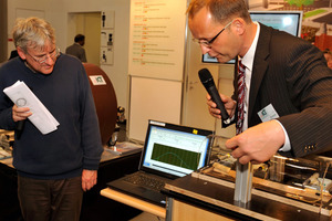  Bert Bosseler, IKT, (rechts), demonstriert dass mit der Messtechnik des MAC-Gerätes auch in Glasrohren Verformungen und Steifigkeiten direkt messbar sind. Links im Bild: Olivier Thépot, Eau de Paris 