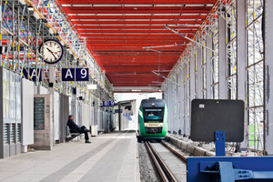  Dank der Peri Schutzdachkonstruktion verläuft der Bahnbetrieb im Wiesbadener Hauptbahnhof sicher und weitestgehend ungestört 