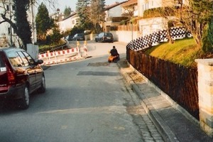  12 u. 13 Wohnstraßen nach weitgehendem Abschluss des grabenlosen und parallelen Einbaus einer Gas- und Wasserleitung. Kleine Asphaltrechtecke bedecken ehemalige Kombigruben (Start- und Hausanschlussgruben)Fotos und Abbildungen: Bayer 