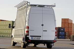  Lansing– Sprinter 313 CDI mit Normal-Radstand als Fahrzeug für Glaser und Fensterbauer: Ausstattung mit Außenreff mit klappbarer Auflage, Dachträger mit Reling und Rolle als Ladehilfe. Innen ist in Fahrtrichtung links eine Kombination aus Regalen und Innenreff montiert, auf der gegenüber liegenden Seite eine Werkstatteinrichtung von Bott 