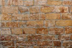  Naturstein: Detailansicht der Natursteinwand im Restaurant des Weinguts in ihrem heutigen Zustand. Vor der sanierenden Abdichtung war die Natursteinwand zur Gänze durchfeuchtet und mit einem Schimmelfilm überzogen 