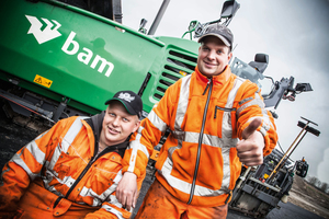  „Perfekte Resultate und minimaler Verbrauch – der neue »Strich 3«-Fertiger ist großartig.“Twan van Tienderen, Fertigerfahrer (l.)und Ruud Slink, Bohlenbediener, (r.)„PaveDock federt Stöße der Mischgut-LKWs ab und macht dadurch das Einbauergebnisbesser.“Ruud Slink, Bohlenbediener Royal BAM Group 