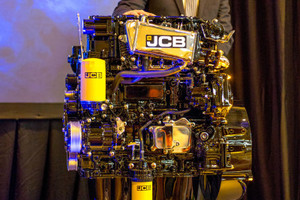  Frank Zander, Geschäftsführer JCB Deutschland, präsentiert den neuen 3-Liter-JCB Dieselmax Motor.  